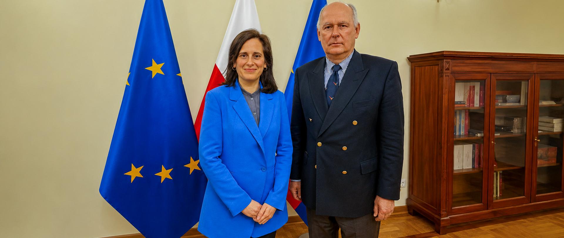 8 maja 2026 r. sekretarz stanu w MON Paweł Zalewski spotkał się z ambasador Królestwa Hiszpanii Victorią Ortega Gutiérrez, która rozpoczęła misję dyplomatyczną w Polsce w marcu br.