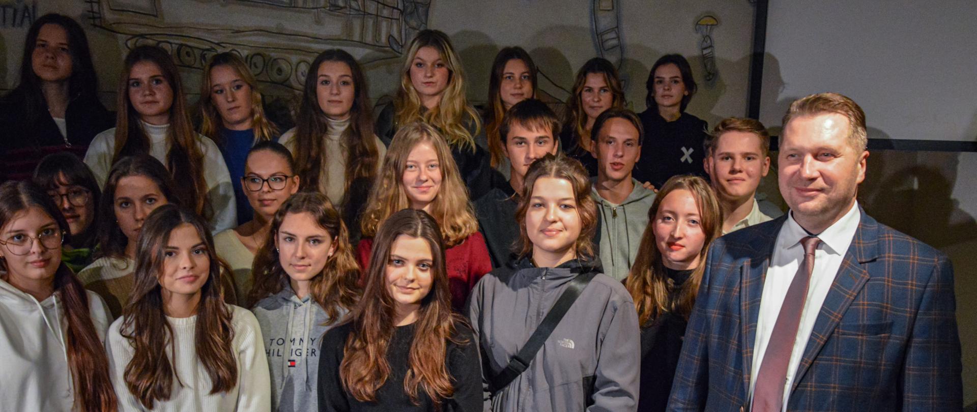 Minister z uczennicami i uczniami