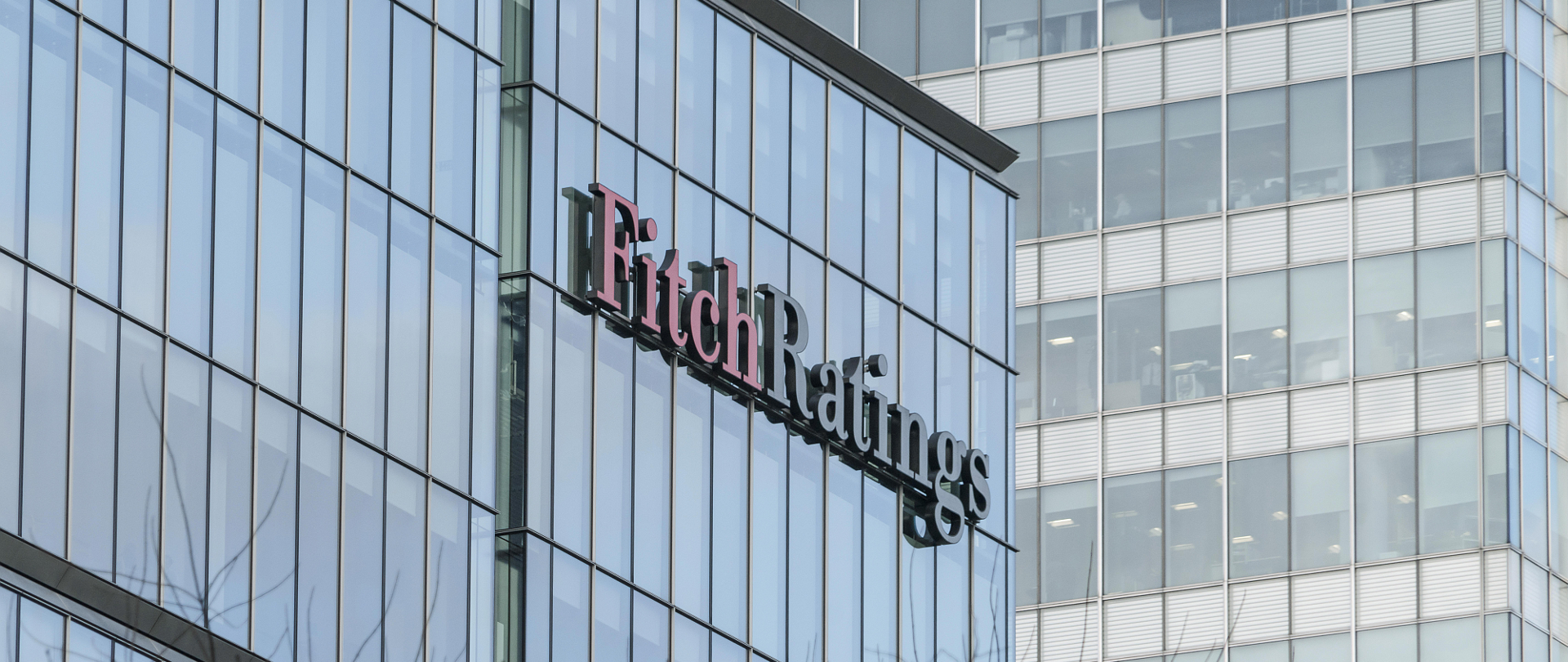 Budynek z napisem fitch ratings