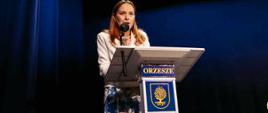 Minister funduszy i polityki regionalnej Katarzyna Pełczyńska-Nałęcz stoi przy mównicy i przemawia