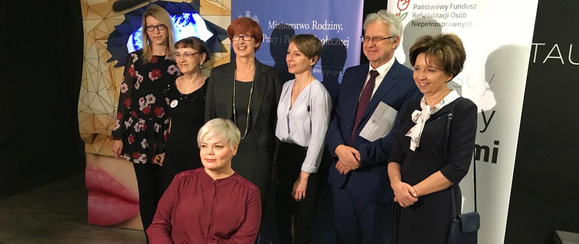 Wspólne zdjęcie z uczestnikami spotkania prasowego