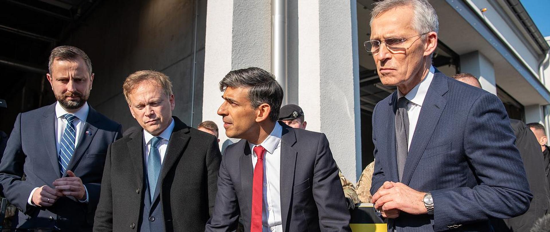 23 kwietnia 2024 r. w 1. Warszawskiej Brygadzie Pancernej, wicepremier - minister obrony narodowej Władysław Kosiniaka-Kamysz spotkał się z Rishim Sunakiem - premierem Wielkiej Brytanii, Jensem Stoltenbergiem - Sekretarzem Generalnym NATO oraz Grantem Shappsem -sekretarzem obrony Wielkiej Brytanii. Fot. Maciej Nędzyński/CO MON