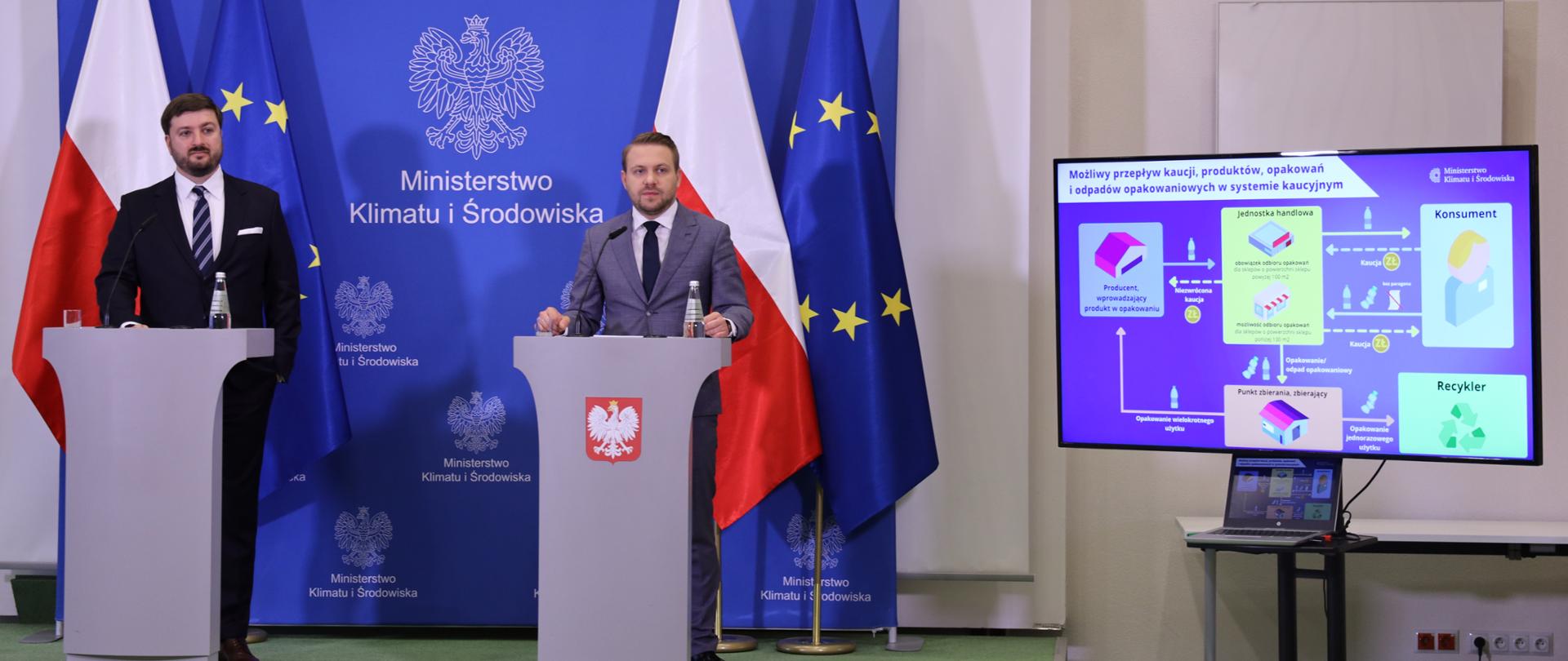 Filip Piotrowski z Zero Waste i wiceminister Jacek Ozdoba podczas konferencji prasowej.
