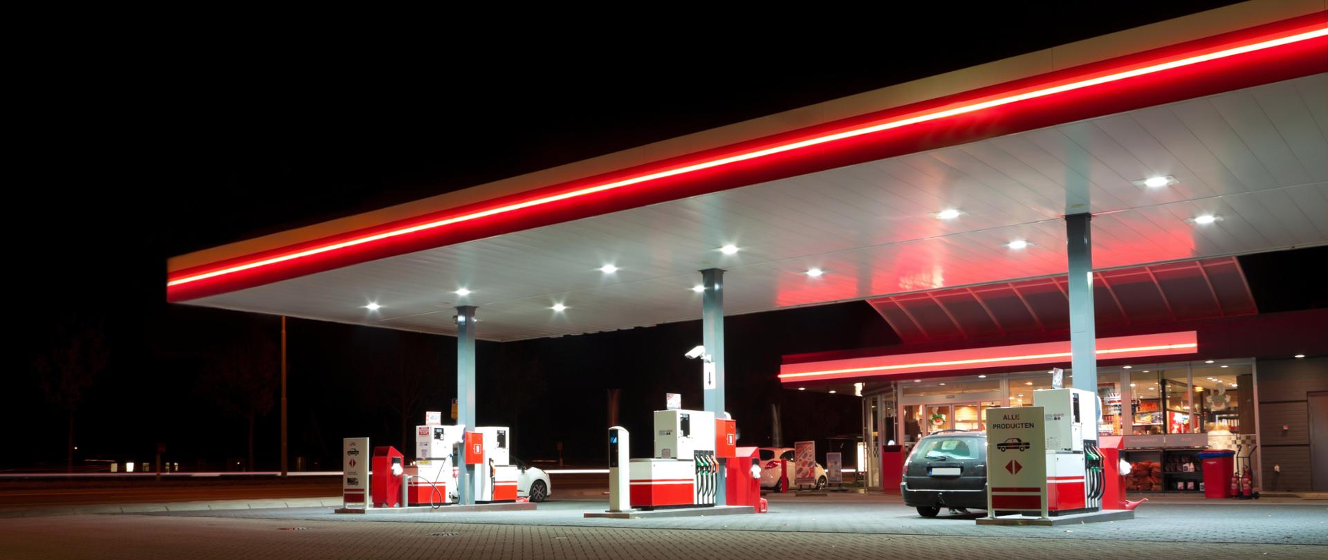 Stacja benzynowa a przy jednym z dystrybutorów samochód