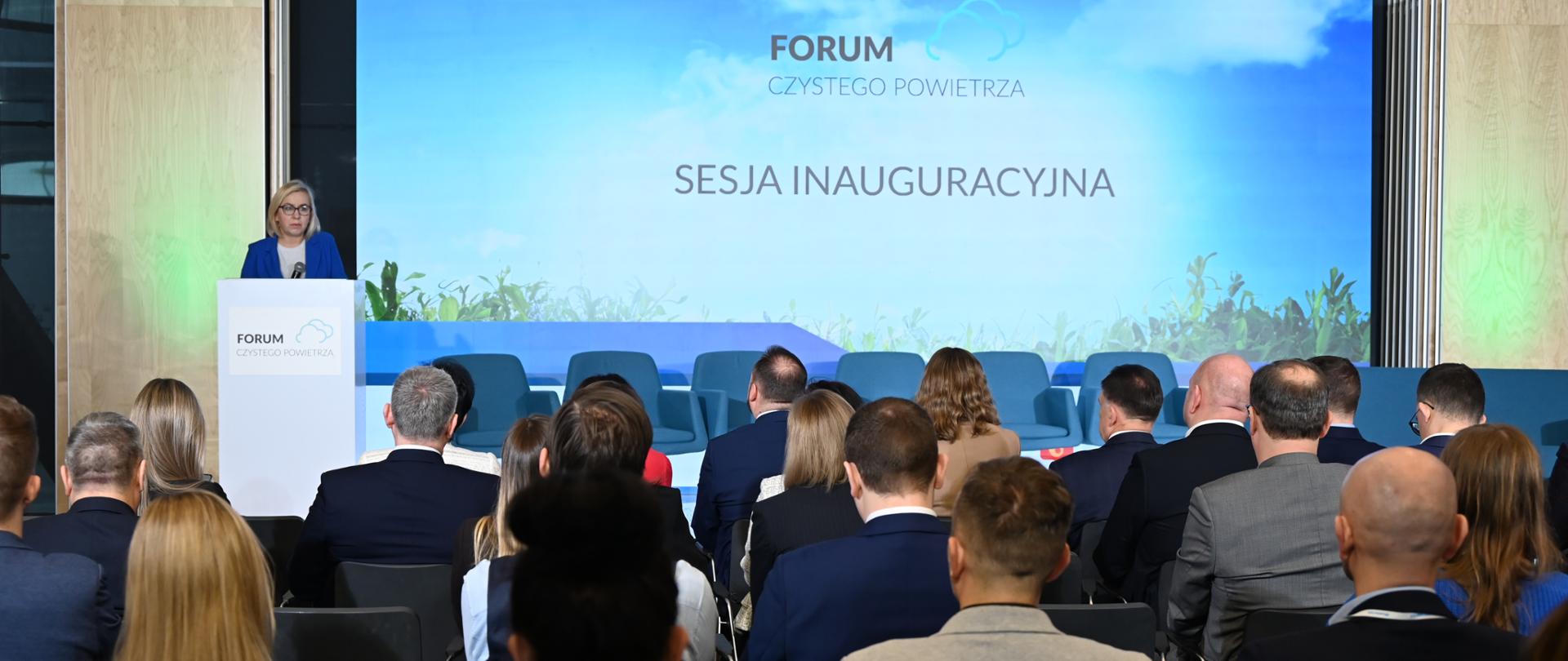 Minister Paulina Hennig-Kloska przemawia podczas Forum Czystego Powietrza.