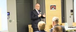 Minister Piotr Dziadzio podczas seminarium w Centrum Energetyki Akademii Górniczo-Hutniczej w Krakowie.