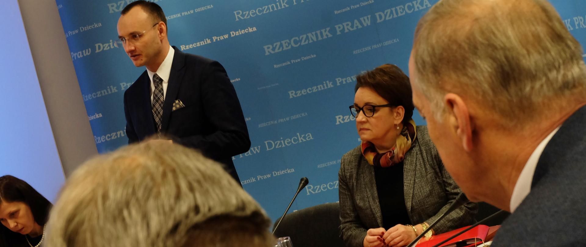 Minister Anna Zalewska wzięła udział w spotkaniu zainicjowanym przez Rzecznika Praw Dziecka Mikołaja Pawlaka dotyczącym prowadzonego dialogu pomiędzy MEN a przedstawicielami oświatowych związków zawodowych.
