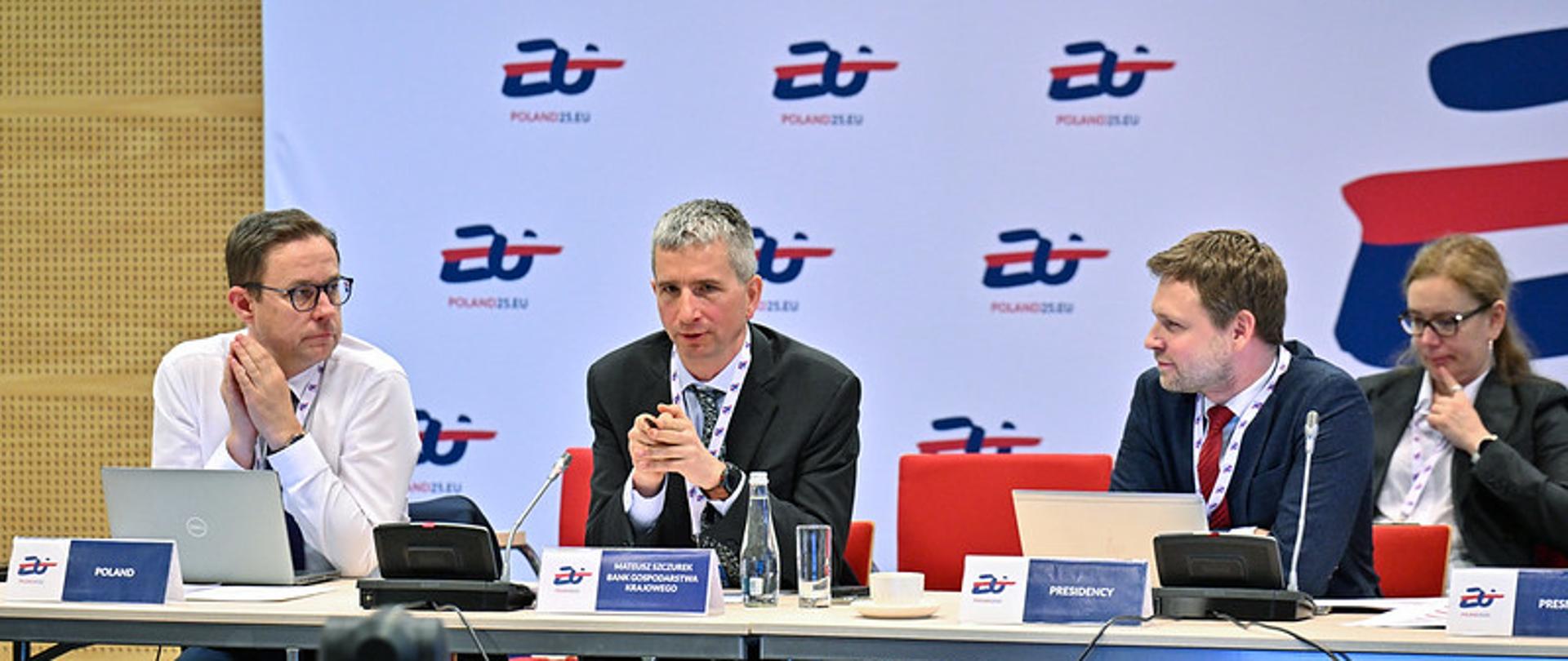 Uczestnicy posiedzenia Radców Finansowych (FICO) na sali konferencyjnej