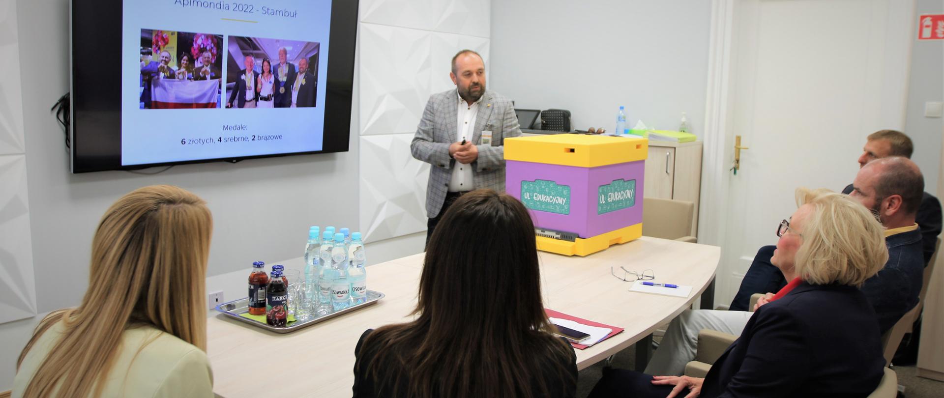Ul edukacyjny – lekcja pokazowa z udziałem wiceminister Marzeny Machałek