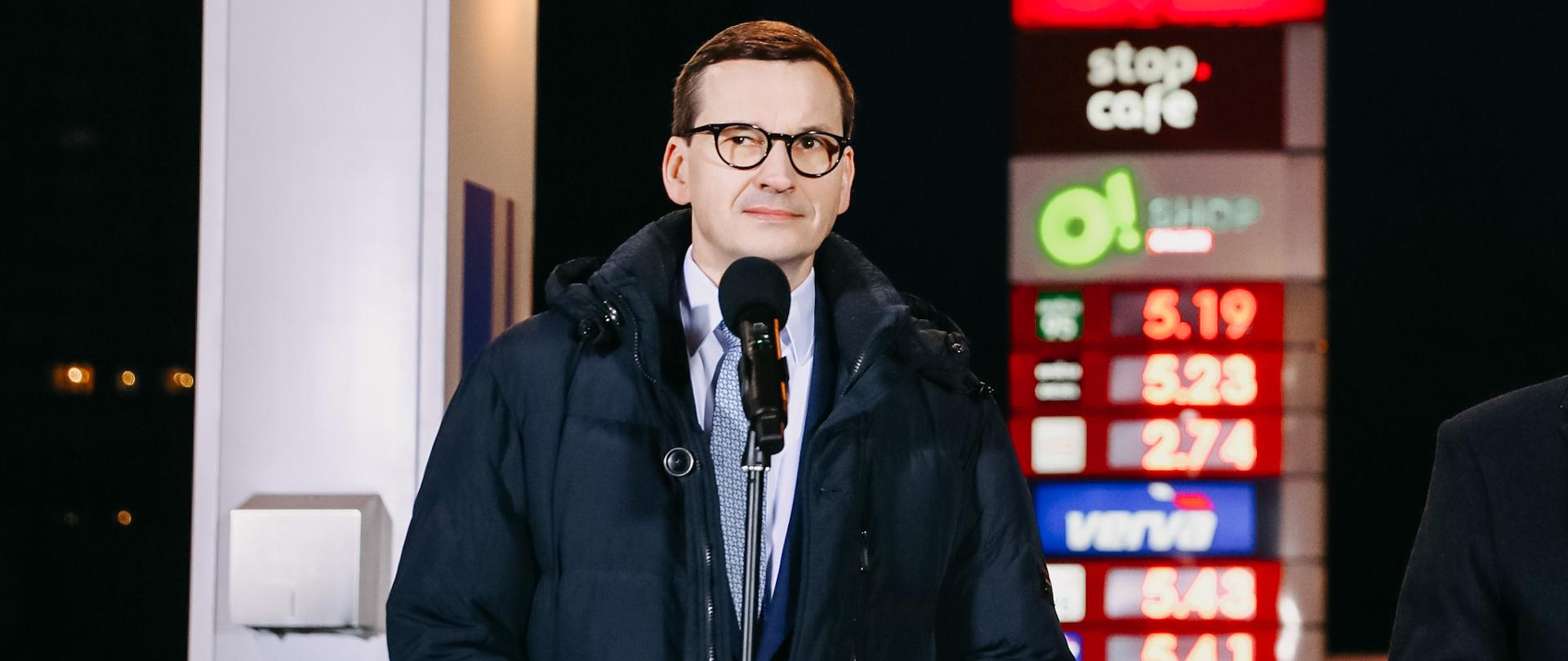 Premier na tle pylonu na stacji benzynowej orlenu.