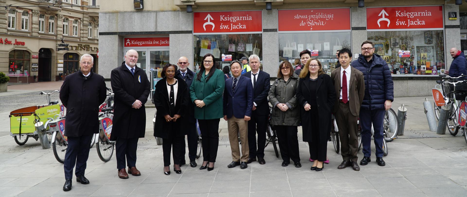 Na zdjęciu przedstawiciele organizatorów Światowego Forum Miejskiego w Katowicach, stojący na Rynku w Katowicach pod zegarem odmierzającym czas do startu WUF 11. 