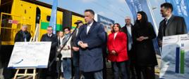 Minister Marcin Kierwiński podczas konferencji prasowej na stacji Kłodzko Główne. Towarzyszą mu m.in. Wiceminister Infrastruktury Piotr Malepszak, Wojewoda Dolnośląska Anna Żabska.