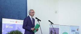 Na zdjęciu mężczyzna przed mikrofonem