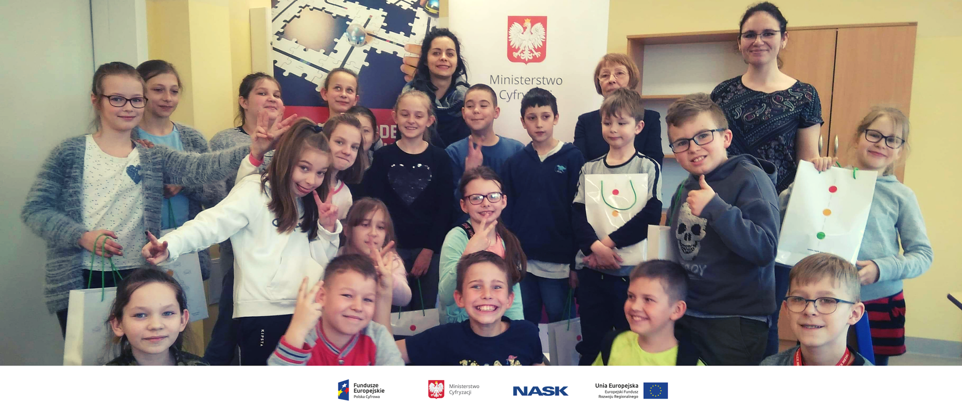 Grupa uśmiechniętych dzieci pozujących do zdjęcia.