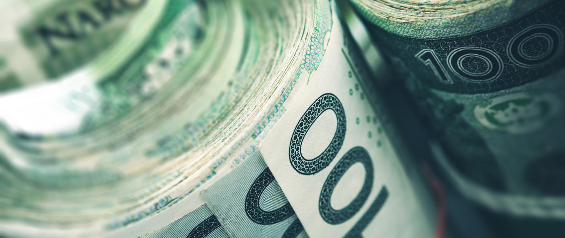 Zrolowane pliki banknotów 100 złotowych