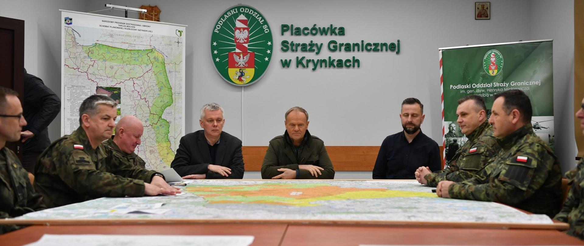 W sobotę 22 marca 2025 r. premier Donald Tusk, wicepremier-minister obrony narodowej Władysław Kosiniak-Kamysz oraz minister spraw wewnętrznych i koordynator służb specjalnych Tomasz Siemoniak uczestniczyli w odprawie służb mundurowych na granicy Polski z Białorusią.