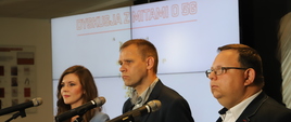 Minister Wanda Buk oraz panowie Rafał Pawlak i dr hab. Grzegorz Tatoń