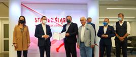 Premier RP Mateusz Morawiecki oraz Minister Sportu Danuta Dmowska-Andrzejuk odsłaniają tablicę "STADION ŚLĄSKI - NARODOWY STADION LEKKOATLETYCZNY" 