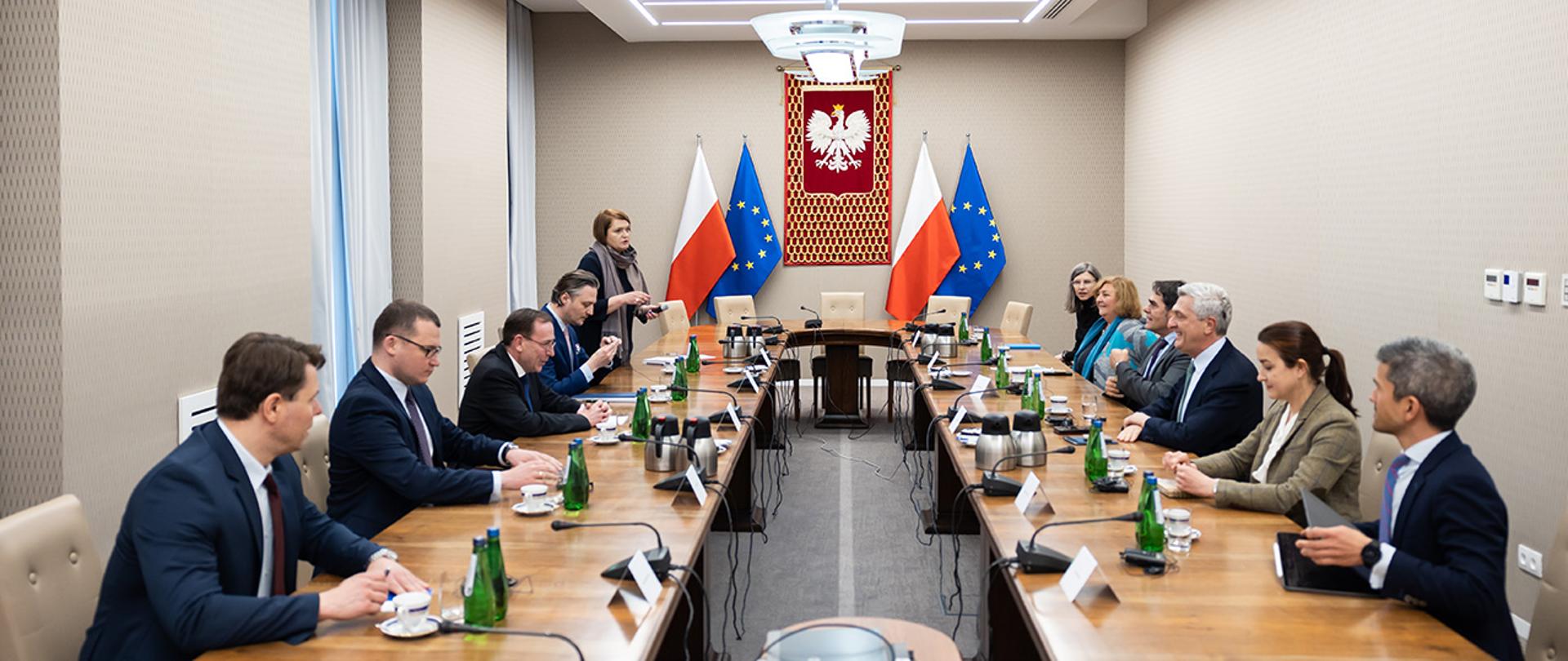 Minister Mariusz Kamiński i wiceministrowie Paweł Szefernaker i Bartosz Grodecki podczas spotkania z Wysokim Komisarzem Narodów Zjednoczonych ds. Uchodźców Filippo Grandi.