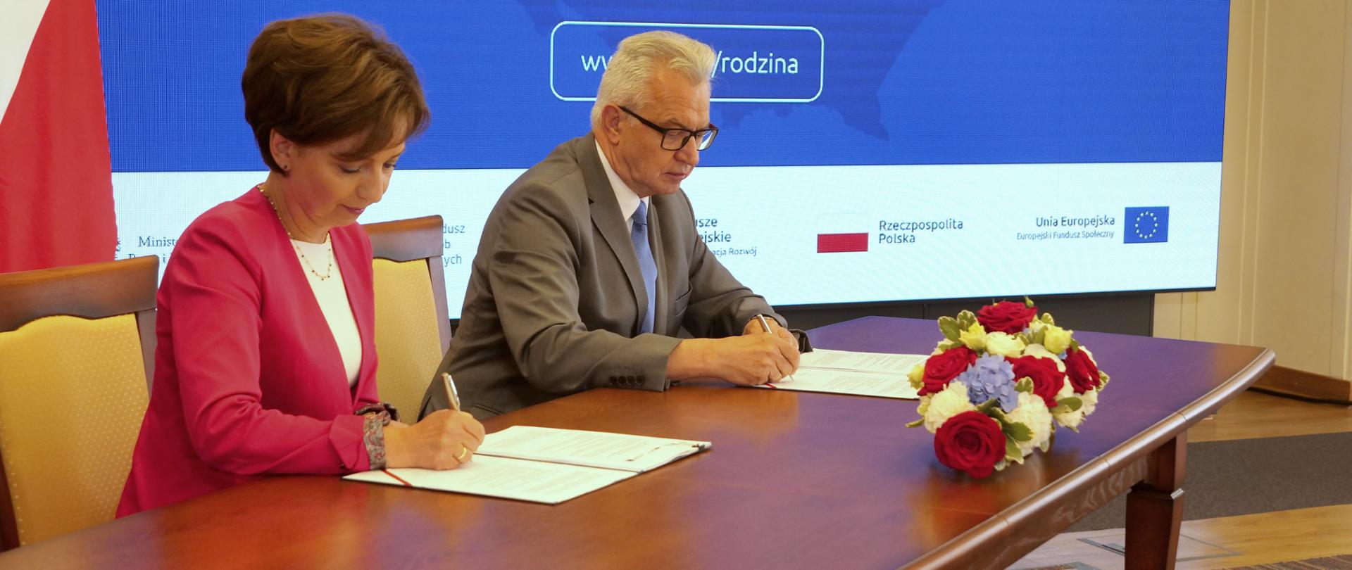 Minister Marlena Maląg i prezes PFRON Krzysztof Michałkiewicz 