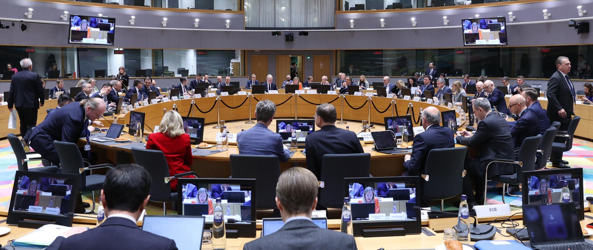 Posiedzenie ECOFIN - uczestnicy siedzą wokół okrągłego stołu, przed nimi laptopy
