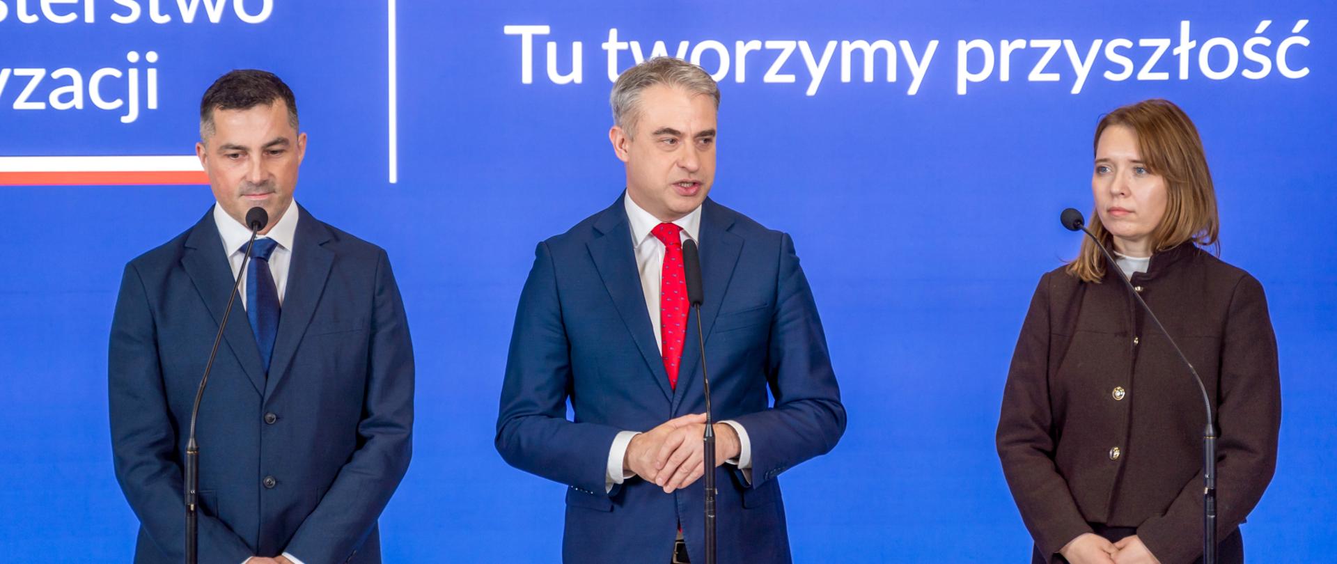 Wicepremier, minister cyfryzacji Krzysztof Gawkowski na konferencji prasowej dot. powołania ISAC-JST