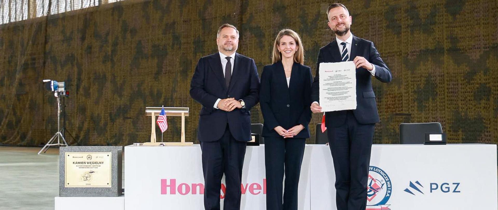 18 maja 2026 r. w Wojskowych Zakładach Lotniczych Nr 1 S.A. w Dęblinie, wicepremier - minister obrony narodowej Władysław Kosiniak-Kamysz oraz sekretarz stanu w MON Cezary Tomczyk wzięli udział w uroczystym podpisaniu umowy pomiędzy Wojskowymi Zakładami Lotniczymi Nr 1 S.A. a firmą Honeywell na Autoryzowane Centrum Serwisowe Silników AGT1500 do czołgów M1 Abrams. Fot. Krzysztof Niedziela/MON 