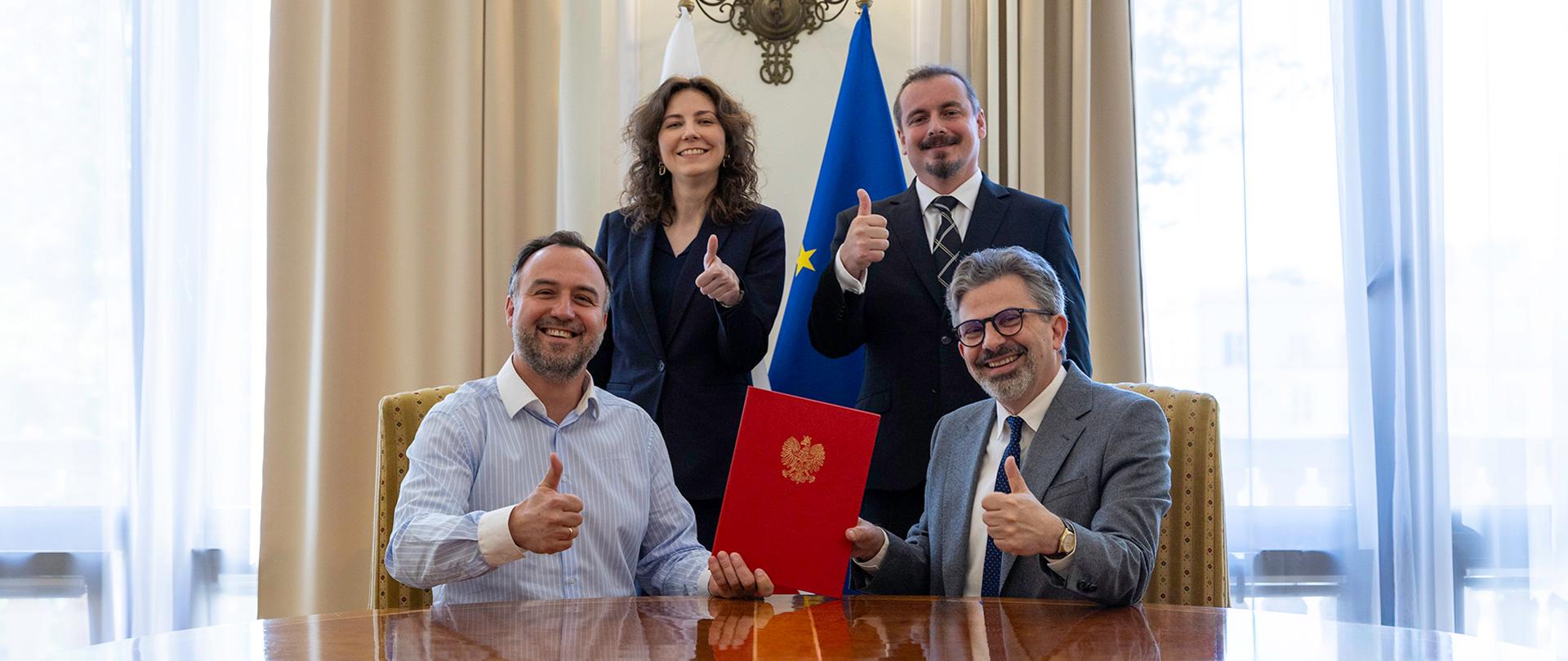 Wiceminister finansów Paweł Karbownik i dyrektor Instytutu Ochrony Środowiska dr hab. Marcin Stoczkiewicz podczas spotkania