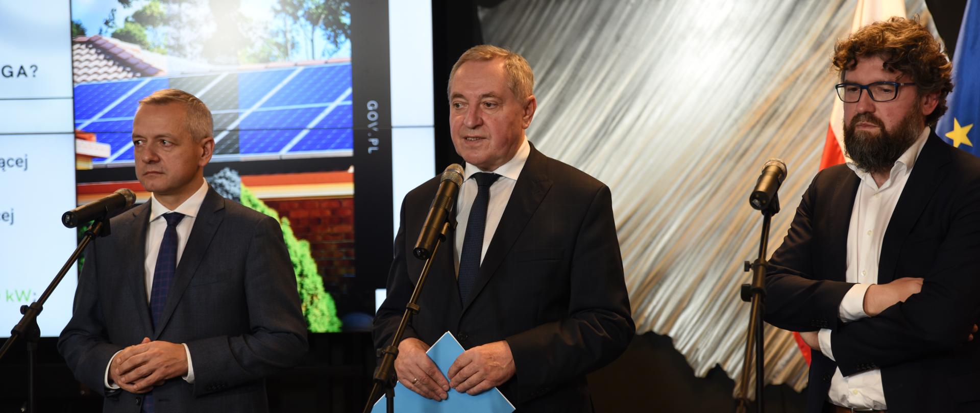 minister środowiska Henryk Kowalczyk, minister cyfryzacji Marek Zagórski i prezes Narodowego Funduszu Ochrony Środowiska i Gospodarki Wodnej Piotr Woźny