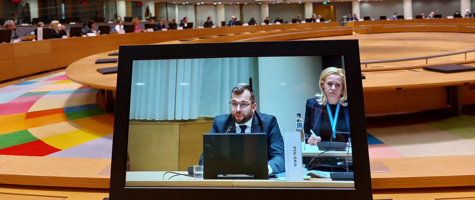 Na monitorze w sali konferencyjnej minister Grzegorz Puda