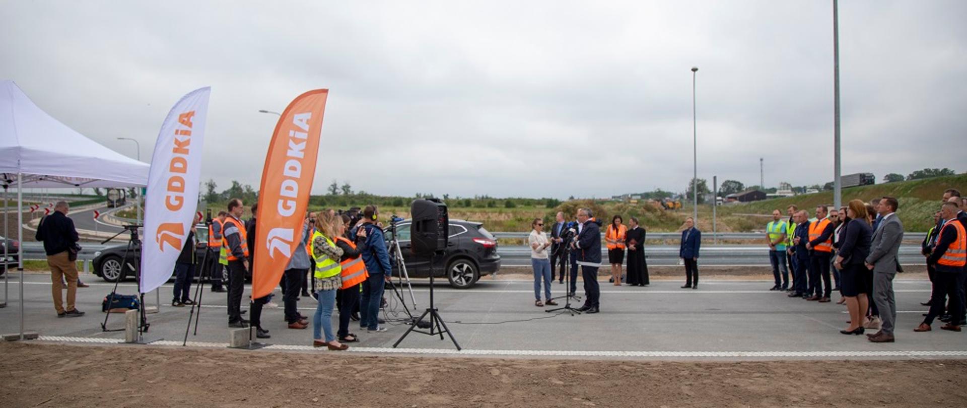 Konferencja prasowa na otwarciu odcinka drogi S17. Obecni przedstawiciele rządu, samorządu oraz Głównej Dyrekcji Dróg Krajowych i Autostrad oraz dziennikarze.