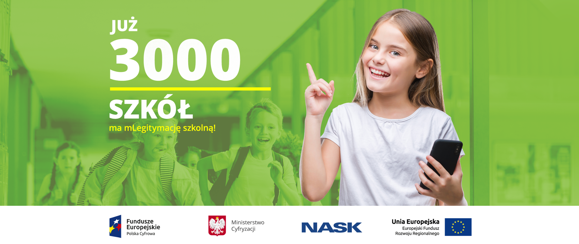 Uśmiechnięta dziewczynka z telefonem wskazująca palcem na napis: Już 300 szkół na mLegitymację szkolną.