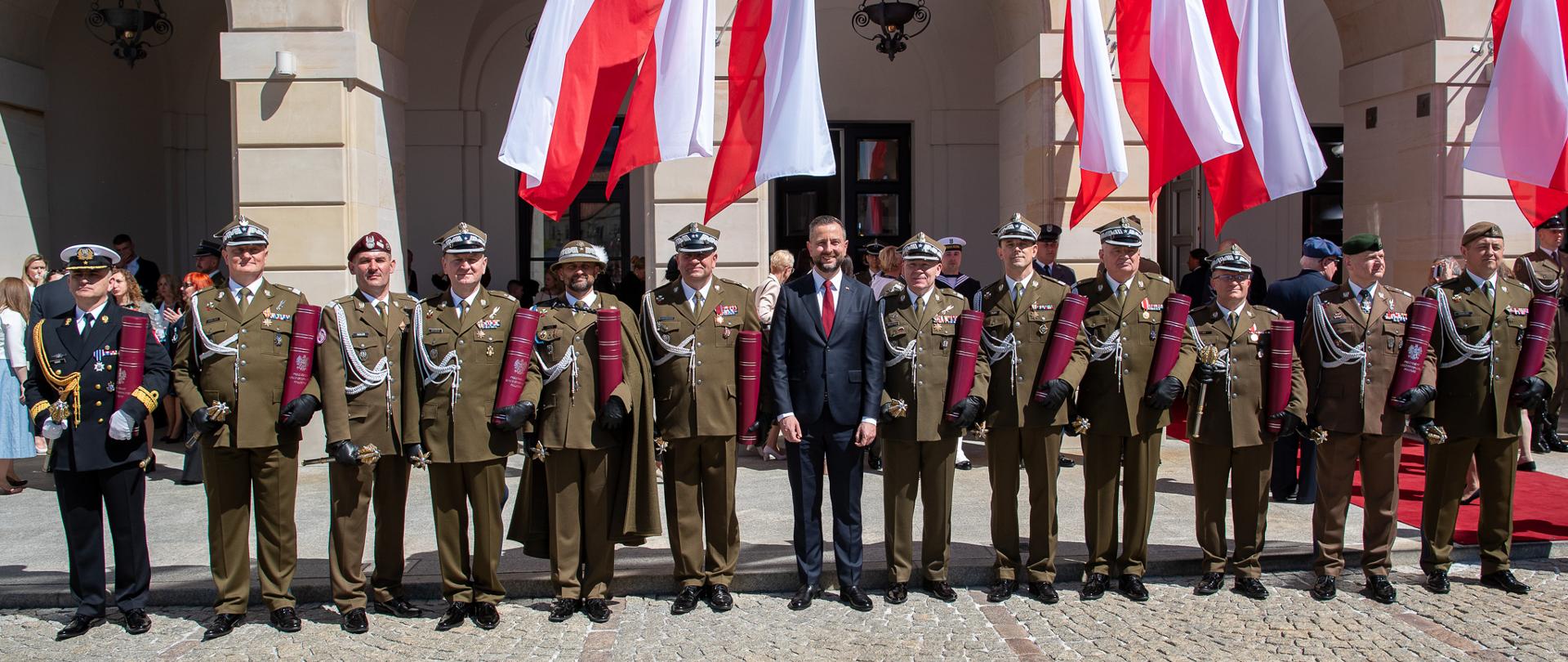 2 maja 2026 r. w Warszawie, przed Pałacem Prezydenckim, odbyła się uroczysta ceremonia wręczenia nominacji generalskich i admiralskiej z udziałem Prezydent RP - Zwierzchnika Sił Zbrojnych Karola Nawrockiego i wicepremiera - ministra obrony narodowej Władysława Kosiniaka - Kamysza. Fot. Maciej Nędzyński/MON