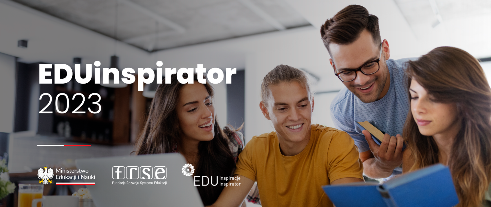 Kilkoro wesołych młodych ludzi, obok napis EDUinspirator 2023