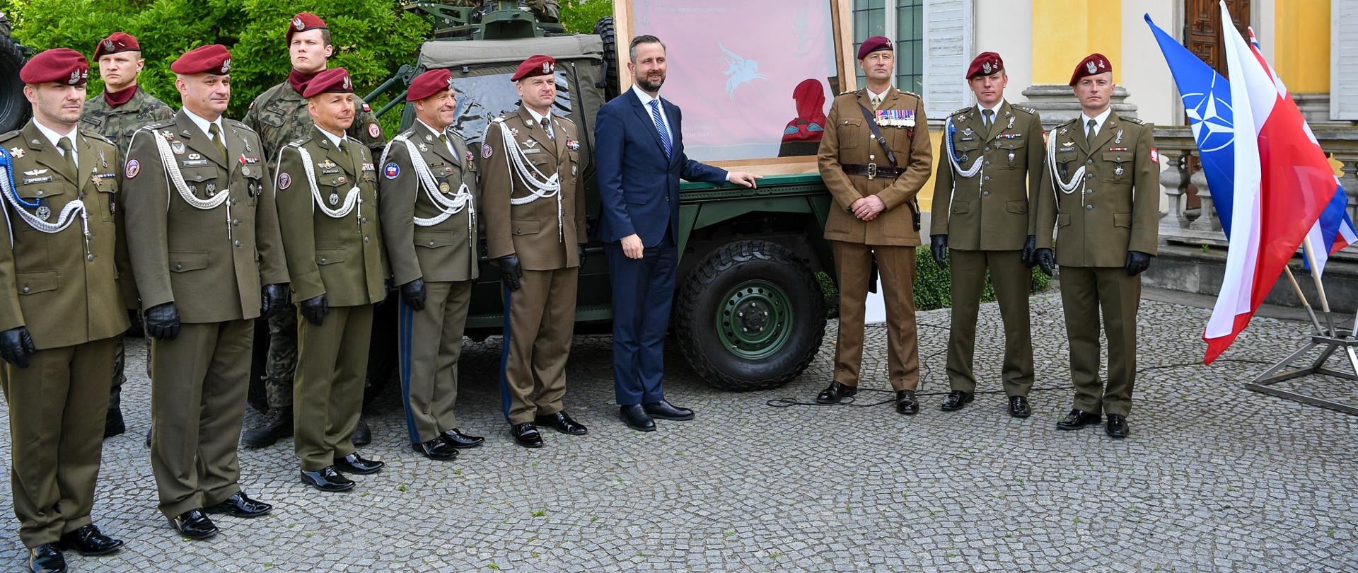 18 czerwca 2025 r. w Warszawie, Władysław Kosiniak-Kamysz wicepremier-minister obrony narodowej oraz Vernon Coaker wiceminister obrony Wielkiej Brytanii wzięli udział w uroczystości uhonorowania gen. bryg. Stanisława Sosabowskiego oraz 1. Samodzielnej Brygady Spadochronowej przez rząd Zjednoczonego Królestwa Wielkiej Brytanii i Irlandii Północnej. Fot. plut. Wojciech Król/MON