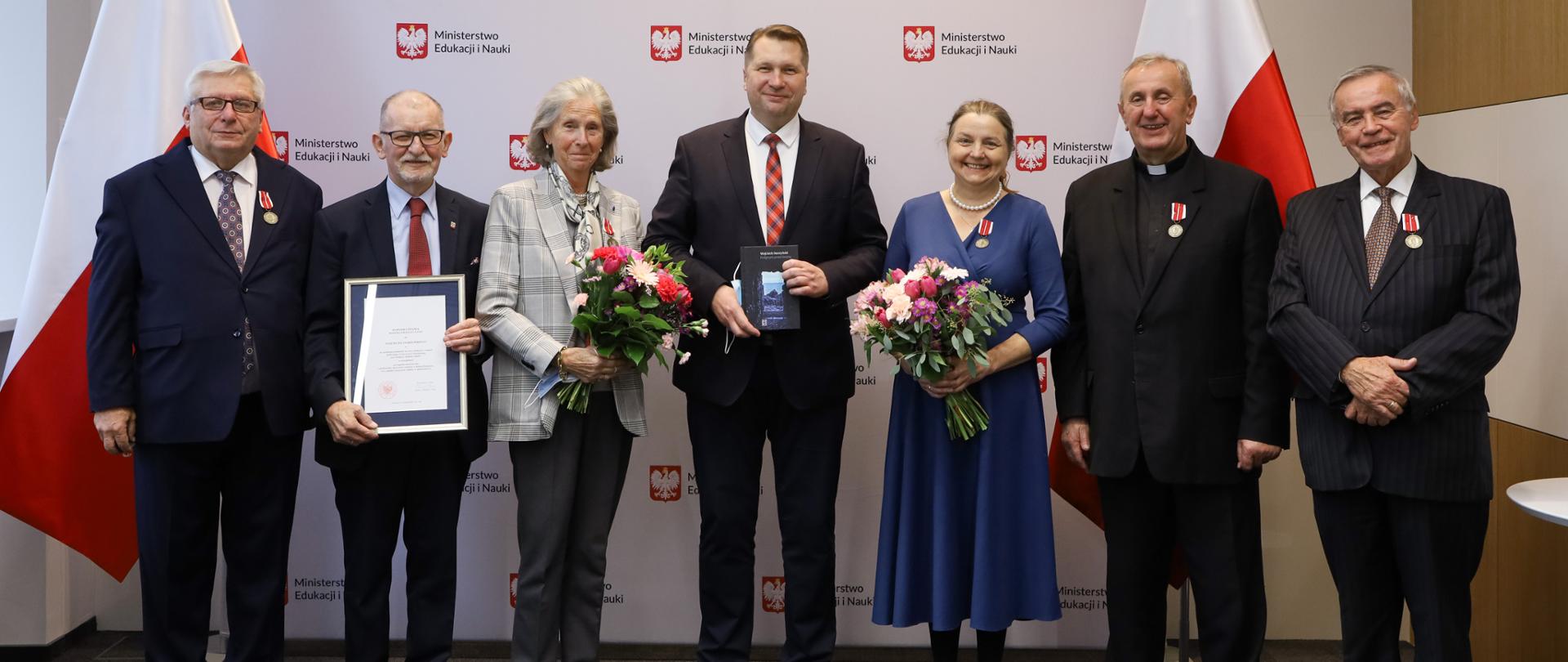 Konferencja dotycząca Dnia Praw Rodziny z udziałem ministra Przemysława Czarnka, minister Przemysław Czarnek pozuje do wspólnego zdjęcia z nagrodzonymi medalami KEN.