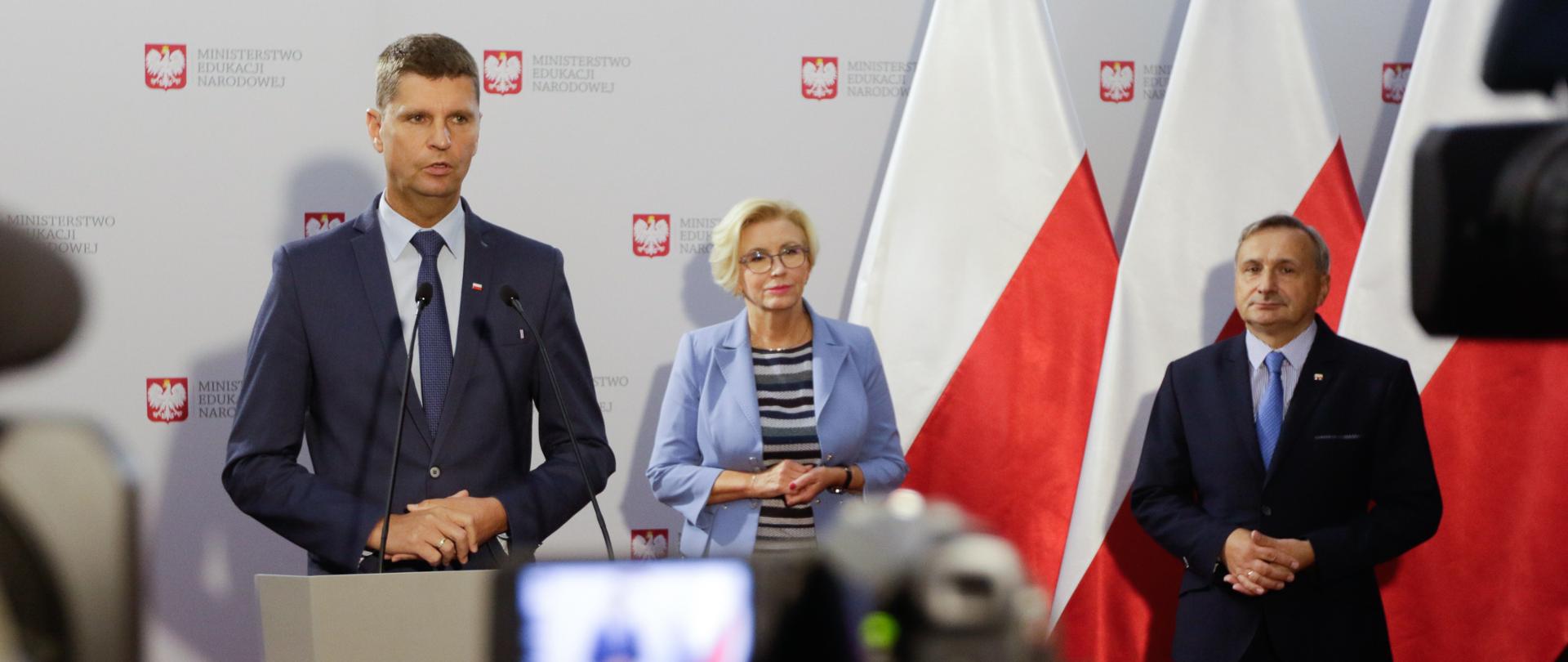 Szkoła w pierwszym tygodniu nowego roku szkolnego – konferencja prasowa szefa MEN 
