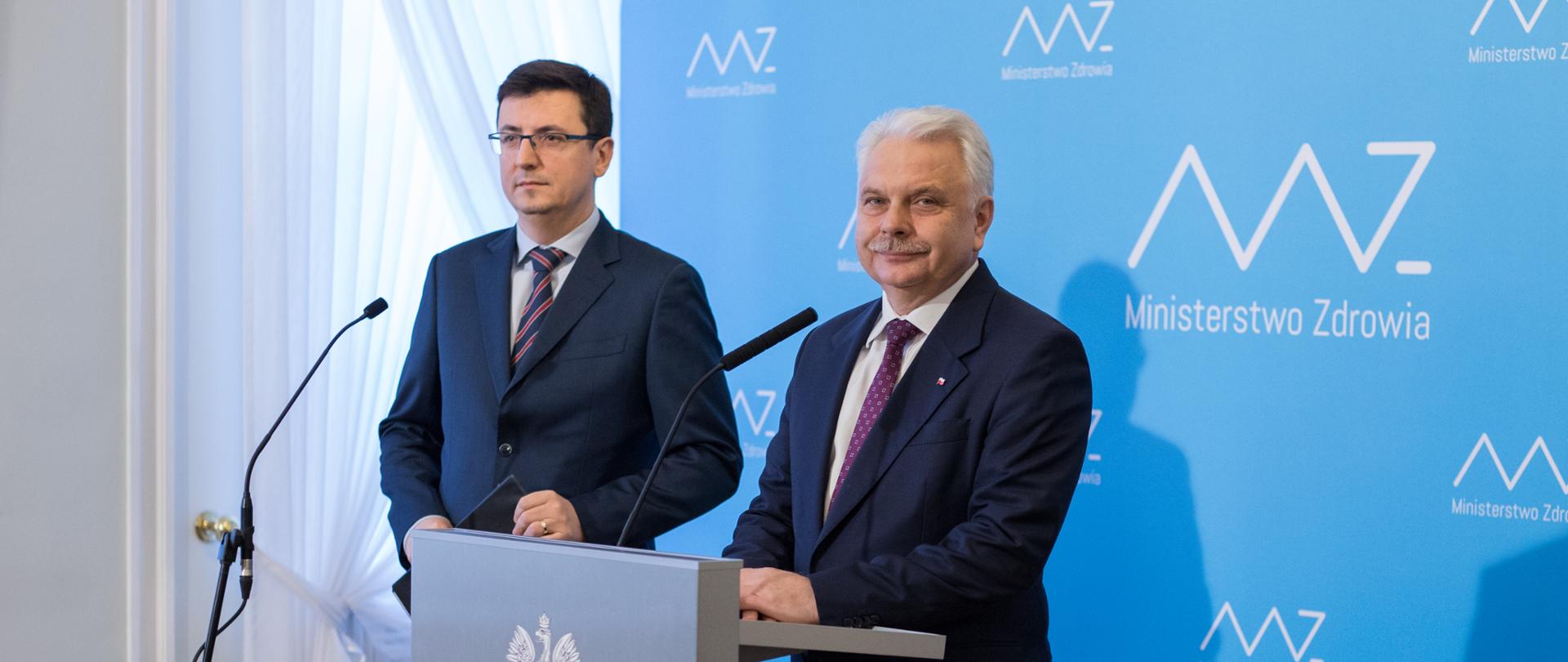 Wiceminister Waldemar Kraska i dyrektor Narodowego Instytutu Zdrowia Publicznego – Państwowego Zakładu Higieny Grzegorz Juszczyk podczas konferencji prasowej