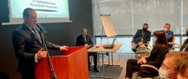 11. Ogólnopolskie Forum Przewodników Turystycznych. Przy mikrofonie wiceminister Andrzej Gut-Mostowy przemawia do uczestników Forum.