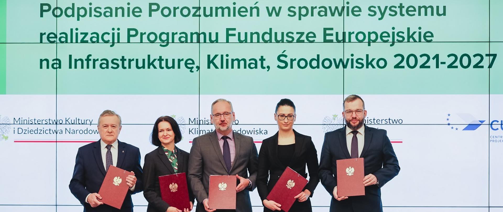 Podpisanie porozumień o współpracy w sprawie realizacji zadań z programu Fundusze Europejskie na Infrastrukturę, Klimat, Środowisko 2021–2027, po prawej stronie stoi minister funduszy i polityki regionalnej Grzegorz Puda, następnie wiceminister klimatu i środowiska Małgorzata Golińska, minister zdrowia Adam Niedzielski, dyrektor Centrum Unijnych Projektów Transportowych Joanna Lech oraz wicepremier, minister kultury i dziedzictwa narodowego Piotr Gliński. 