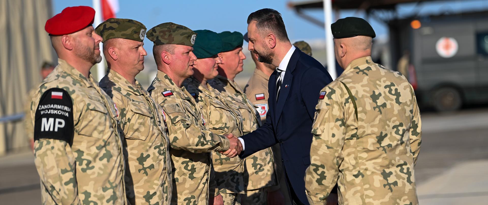 W niedzielę, 14 grudnia 2025 r. wicepremier, minister obrony narodowej Władysław Kosiniak-Kamysz rozpoczął dwudniową wizytę w Republice Turcji. Pierwszego dnia wizyty szef MON odwiedził polskich żołnierzy w PKW Turcja. W programie wizyty także spotkanie z Yaşarem Gülerem, ministrem obrony Turcji.