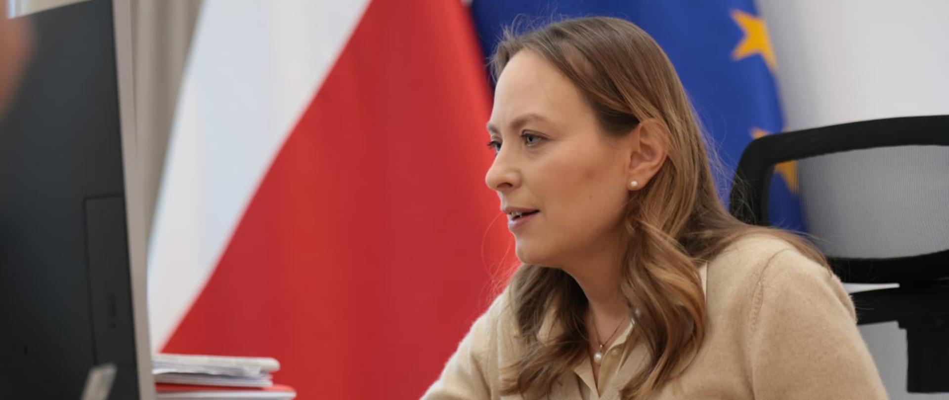 Na zdjęciu minister Katarzyna Pełczyńska-Nałęcz siedzi przy biurku