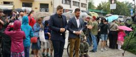 W centralnym miejscu zdjęcia znajduje się Minister Sportu i Turystyki Kamil Bortniczuk oddający cześć bohaterom Powstania Warszawskiego przed Pomnikiem Małego Powstańca. W tle widać tłum ludzi.