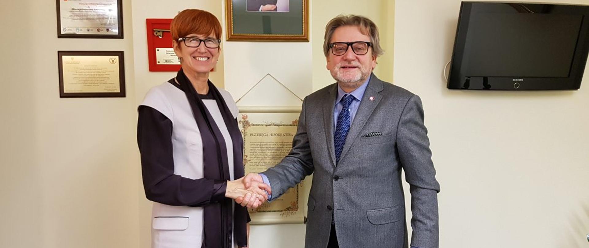 Foto: od lewej minister Elżbieta Rafalska, Jarosław Pinkas, Główny Inspektor Sanitarny