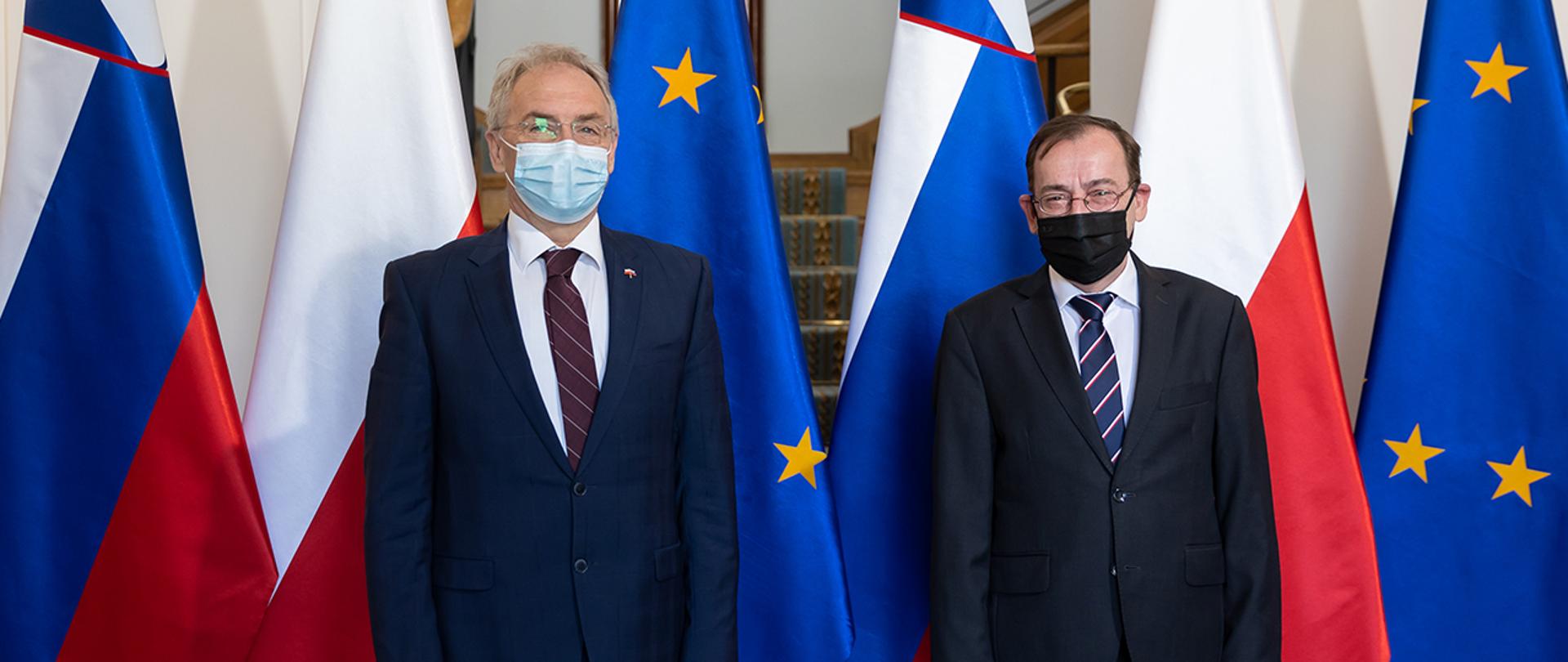 Na zdjęciu Minister Mariusz Kamiński z Ministrem Spraw Wewnętrznych Słowenii Alešem Hojsem na tle flag Polski, Słowenii i Unii Europejskiej.