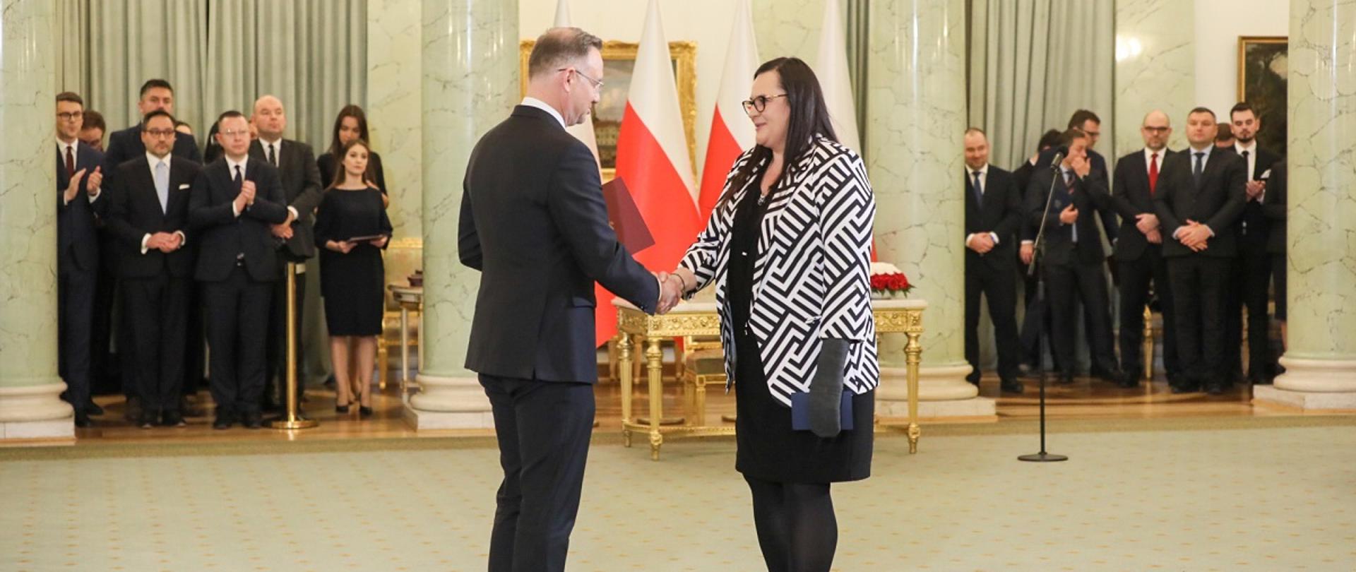 Prezydent Andrzej Duda wręcza Małgorzacie Jarosińskiej-Jedynak nominację na ministra funduszy i polityki regionalnej, prezydent ściska dłoń pani minister