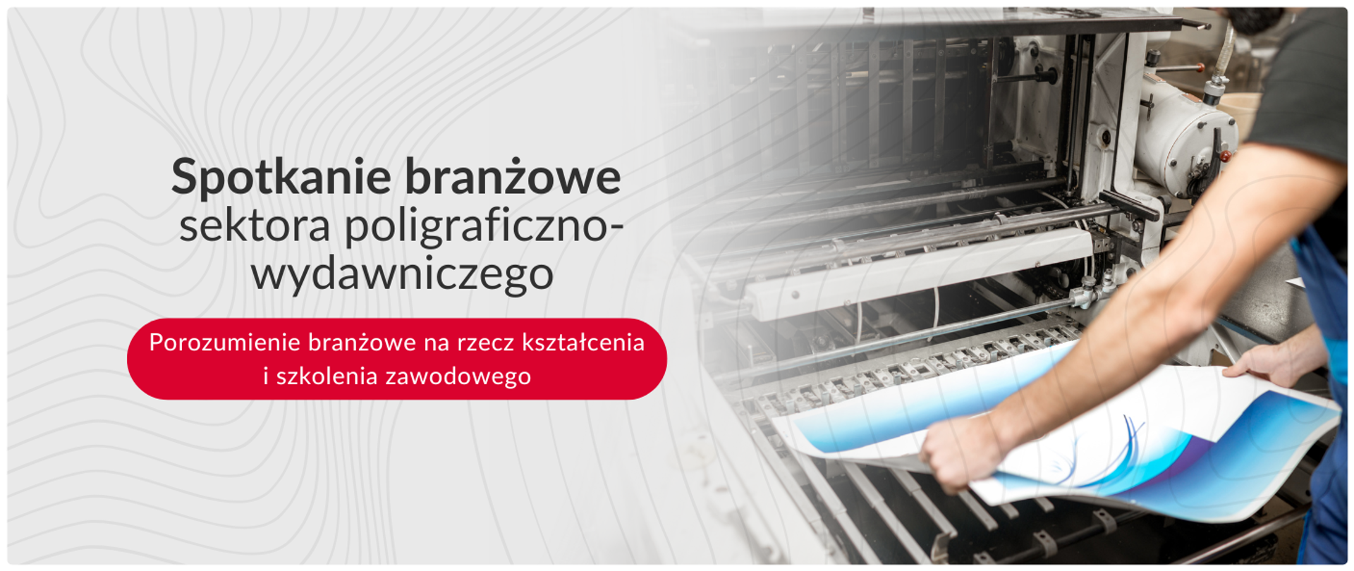 Obraz przedstawia ciemnozielone tło z subtelnym wzorem falistych linii. Po lewej stronie znajduje się żółta ikona symbolizująca otwartą książkę, z której unosi się zapalona żarówka, symbolizująca pomysł lub wiedzę. Po prawej stronie, w kolorze białym, umieszczony jest tytuł: DWA LATA PROJEKTU, oraz podtytuł: ROZWÓJ WSPÓŁPRACY I KOORDYNACJI W ZAKRESIE UCZENIA SIĘ PRZEZ CAŁE ŻYCIE.