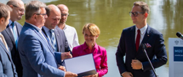Konferencja prasowa z udziałem Waldemara Budy, wiceministra inwestycji i rozwoju, w sprawie powstania nowego mostu na Warcie.