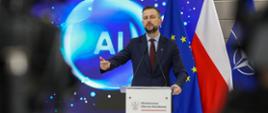 W środę, 18 lutego br. w Warszawie, wicepremier-minister obrony narodowej Władysław Kosiniak-Kamysz uczestniczył w uroczystości podpisania porozumienia pomiędzy Dowództwem Komponentu Wojsk Obrony Cyberprzestrzeni, reprezentowanym przez gen. dyw. Karola Molendę, firmą Dell, reprezentowaną przez Dariusza Piotrowskiego, Prezesa Zarządu i Dyrektora Zarządzającego Dell Technologies Polska oraz fundacją SpeakLeash, reprezentowaną przez Sebastiana Kondrackiego - Prezesa Zarządu Fundacji i współtwórcę polskiego modelu Bielik.AI.