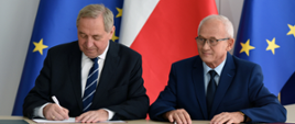 Minister środowiska Henryk Kowalczyk i minister energii Krzysztof Tchórzewski